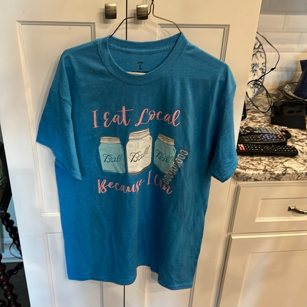 Ladies Large I eat local short sleeve tee shirt 👕